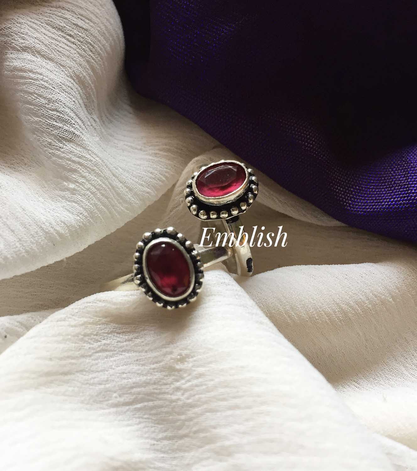 92.5 silver  red oval stone toe ring